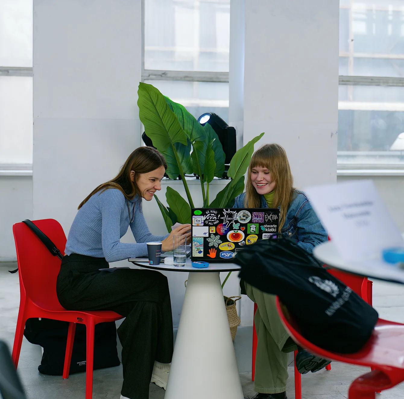 Uczestniczki See&Say przy wspólnej pracy na laptopie